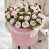 Розовые розы Энджел бомбастик с эвкалиптом в коробке